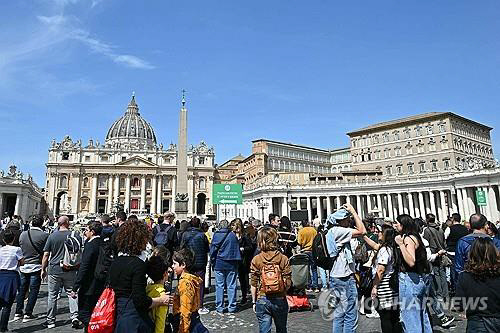 가톨릭 신자들과 순례자들이 21일(현지시간) 프란치스코 교황의 선종 소식을 듣고 성 베드로 광장에 모여들고 있다. AFP 연합뉴스